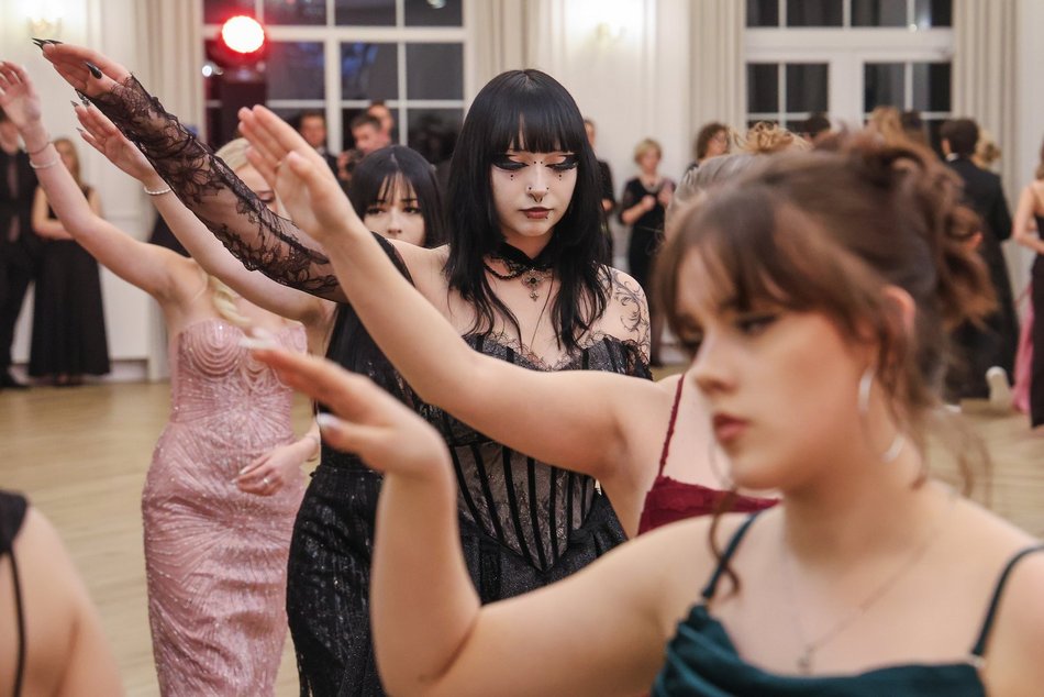 Łódź. Studniówka II LO w Łodzi. Wspaniali maturzyści świętowali w Pałacu Skotniki