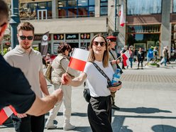 Łódź. Dzień Flagi w Łodzi. Biało-czerwony korowód przeszedł Piotrkowską