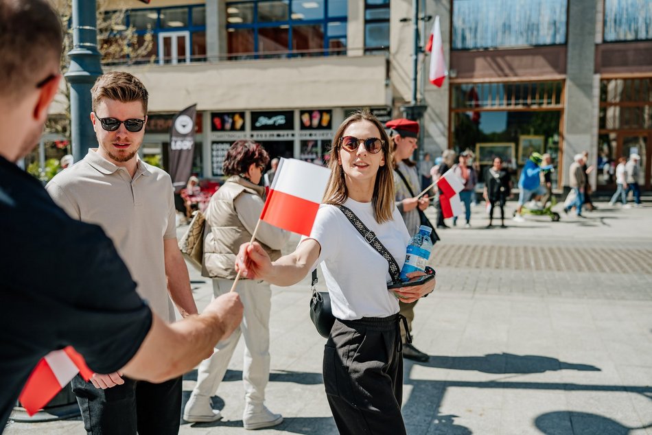 Łódź. Dzień Flagi w Łodzi. Biało-czerwony korowód przeszedł Piotrkowską