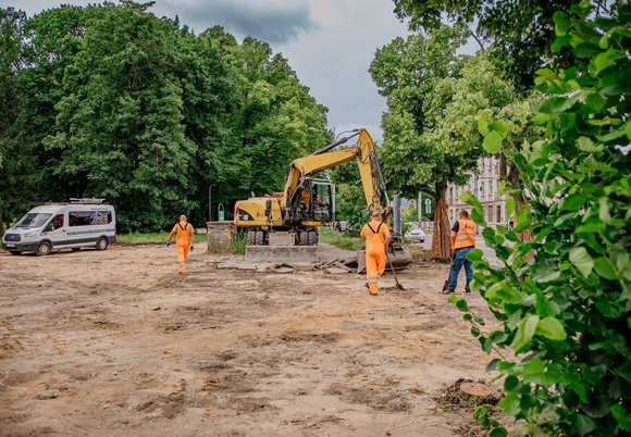 Łódź. Odbetonowanie na placu Niepodległości