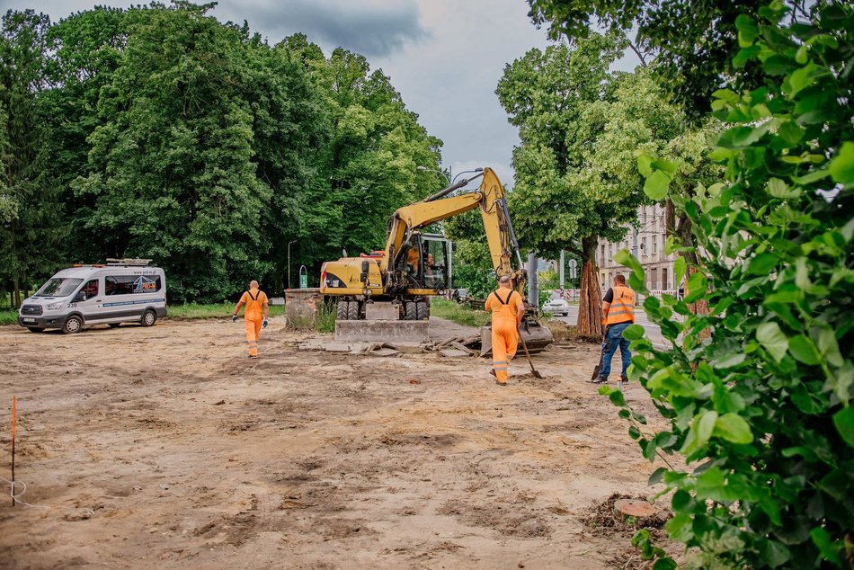 Łódź. Odbetonowanie na placu Niepodległości