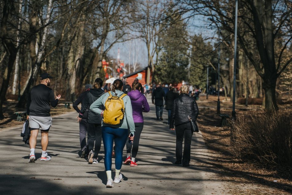 Łódź. Dobra pogoda w Łodzi sprzyja spacerowaniu! Tłumy w Parku na Zdrowiu w Łodzi