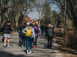 Łódź. Dobra pogoda w Łodzi sprzyja spacerowaniu! Tłumy w Parku na Zdrowiu w Łodzi