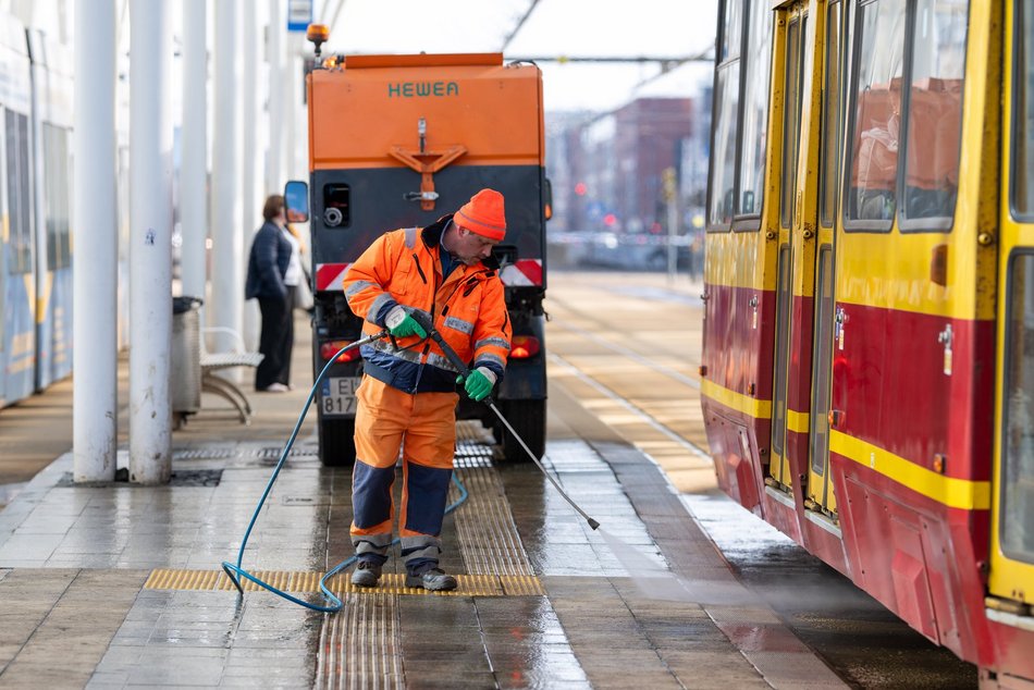 Łódź. Łódź sprząta na błysk po zimie! Pracownicy nie próżnują i porządkują ulice, parki, chodniki i nie tylko