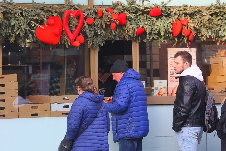 Tłusty czwartek w Łodzi. Gigantyczne kolejki w cukierniach i piekarniach po pączki