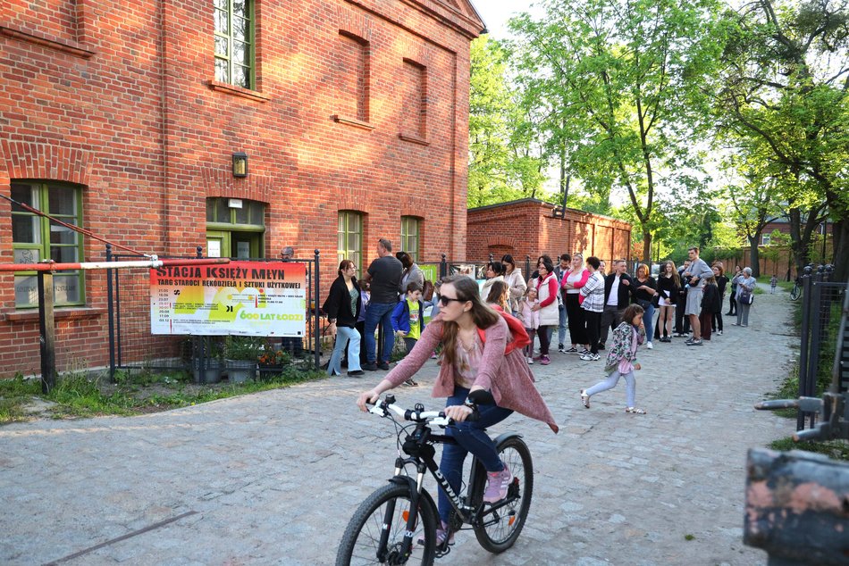 Zwiedzający podczas Nocy Muzeów 2023 w Łodzi