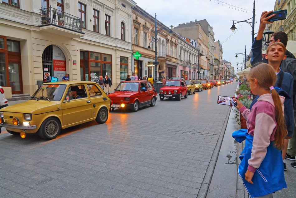 Parada Maluchów w Łodzi 2023. Kolorowe auta przejechały ulicami centrum