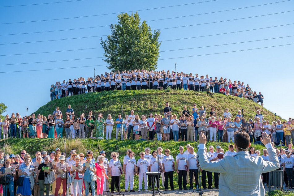 Wielkie wspólne śpiewanie "Prząśniczki" w parku Ocalałych