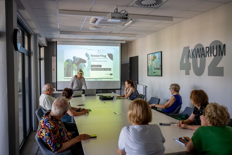 Seniorzy z Łodzi w Fabryce Aktywności Miejskiej uczyli się vlogowania