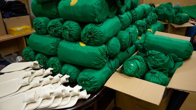700 спальних мішків для бездомних у Лодзі. Унікальні подарунки від Omenaa Foundation та InPost