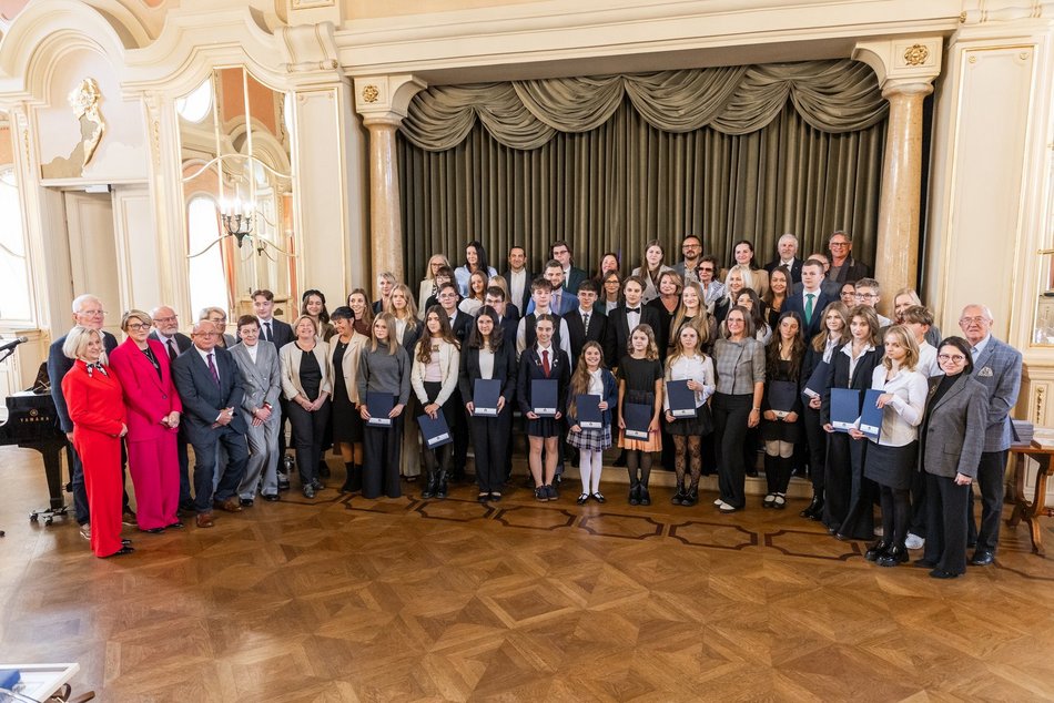 Łódź. Stypendia dla wybitnych uczniów z Łodzi i regionu przyznane. Nagrodzeni także nauczyciele