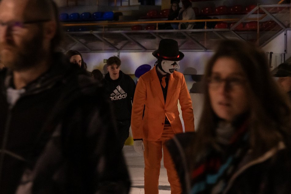 Łódź. Halloween na lodowisku Bombonierka w Łodzi. Królestwo duchów i zjaw na lodzie