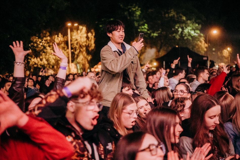 Łódź. Juwenalia 2025 w Łodzi. Pierwsze koncerty na Lumumbowie przyciągnęły tłumy