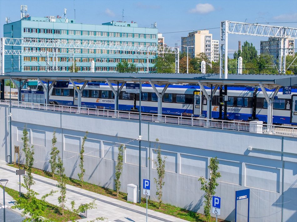 Łódź. Skwer przed dworcem Łódź Kaliska robi wrażenie! Tak zielono tam jeszcze nie było