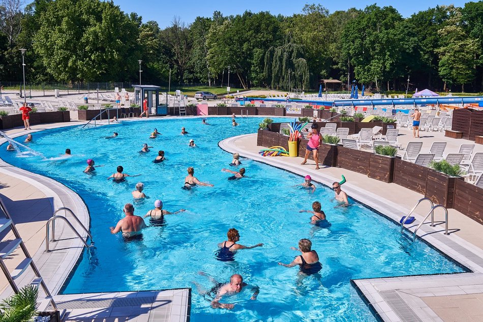 ludzie w aquaparku fala