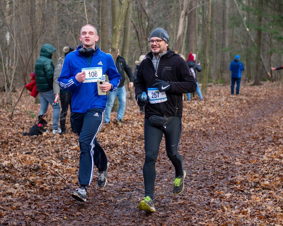 biegacze w lesie