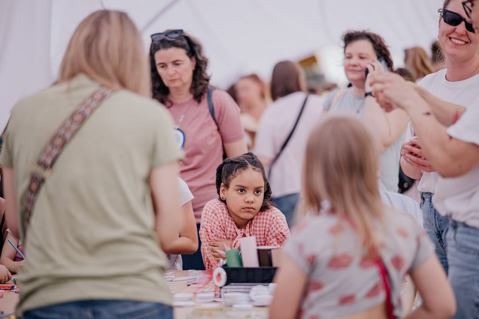 Łódź. Miejski Dzień Dziecka 2025 w Łodzi. Majka Jeżowska, dmuchańce i pokazy [ZDJĘCIA]
