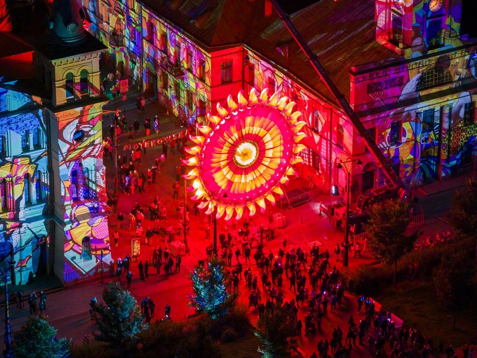 TOP 25 zdjęć z pierwszego dnia Light Move Festival 2025 Łódź. W sam raz na tapetę!