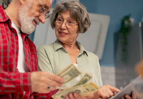 Łódź. Dodatkowe 6,5 tys. zł dla stulatków z Łodzi. Wiesz, że ZUS wypłaca specjalne świadczenie honorowe?