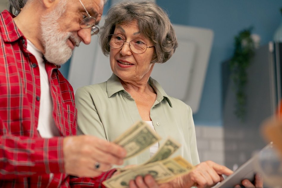Łódź. Dodatkowe 6,5 tys. zł dla stulatków z Łodzi. Wiesz, że ZUS wypłaca specjalne świadczenie honorowe?