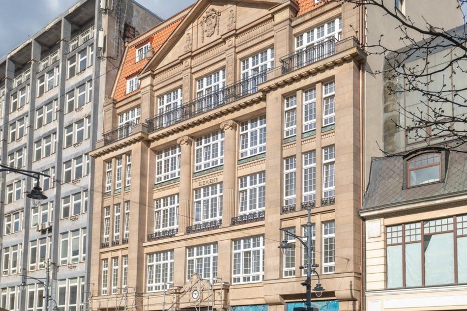 Łódź. Kamienica Siemensa w Łodzi odsłoniła elewację. Zegar, ażurowe balustrady, balkony i więcej