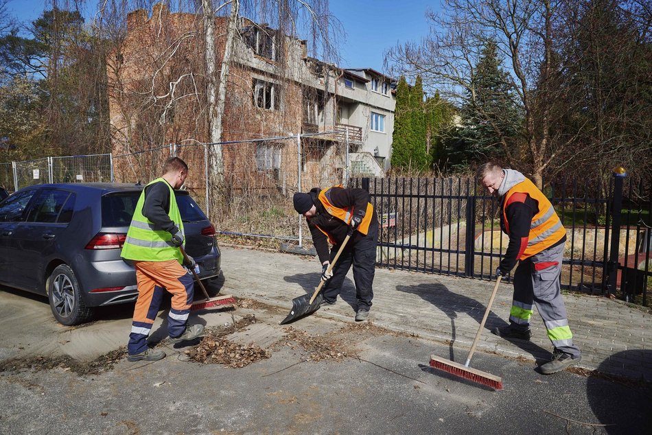 Łódź. Wiosenne sprzątanie Łodzi. Prace m.in. na Aleksandrowskiej, Tatrzańskiej i Kasprzaka