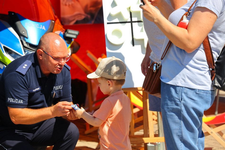 Piknik rodzinny "Bezpieczne wakacje z mundurem" pod Atlas Areną