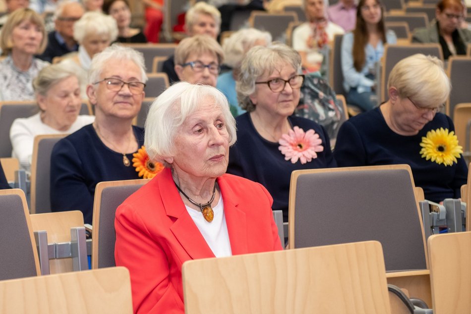 Zakończenie roku na Uniwersytecie Trzeciego Wieku UŁ. Nie obyło się bez wzruszeń
