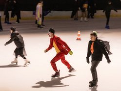 Łódź. Halloween na lodowisku Bombonierka w Łodzi. Królestwo duchów i zjaw na lodzie