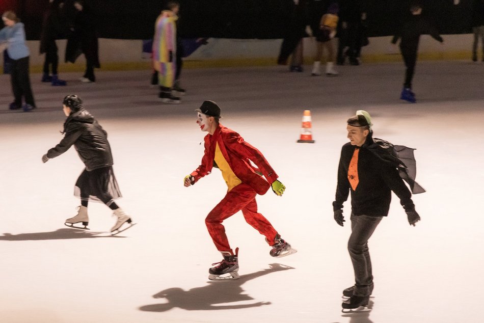 Łódź. Halloween na lodowisku Bombonierka w Łodzi. Królestwo duchów i zjaw na lodzie