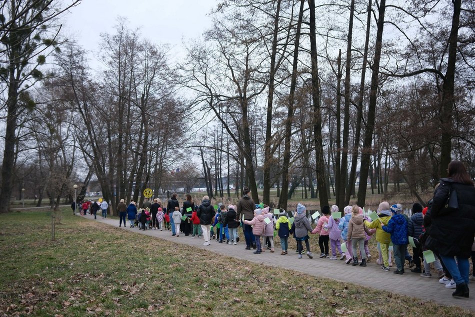 Topienie marzanny na Stawach Jana w Łodzi. Kolorowy korowód pożegnał zimę!