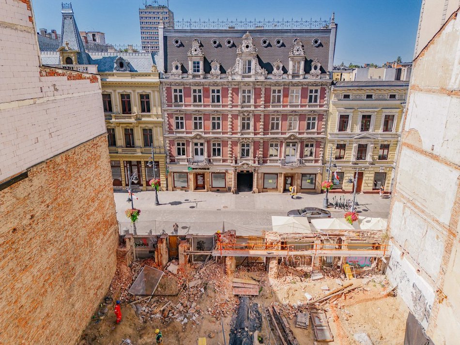 Łódź. „Dziura” przy Piotrkowskiej 58 w Łodzi znika na naszych oczach! Prace wystartowały!