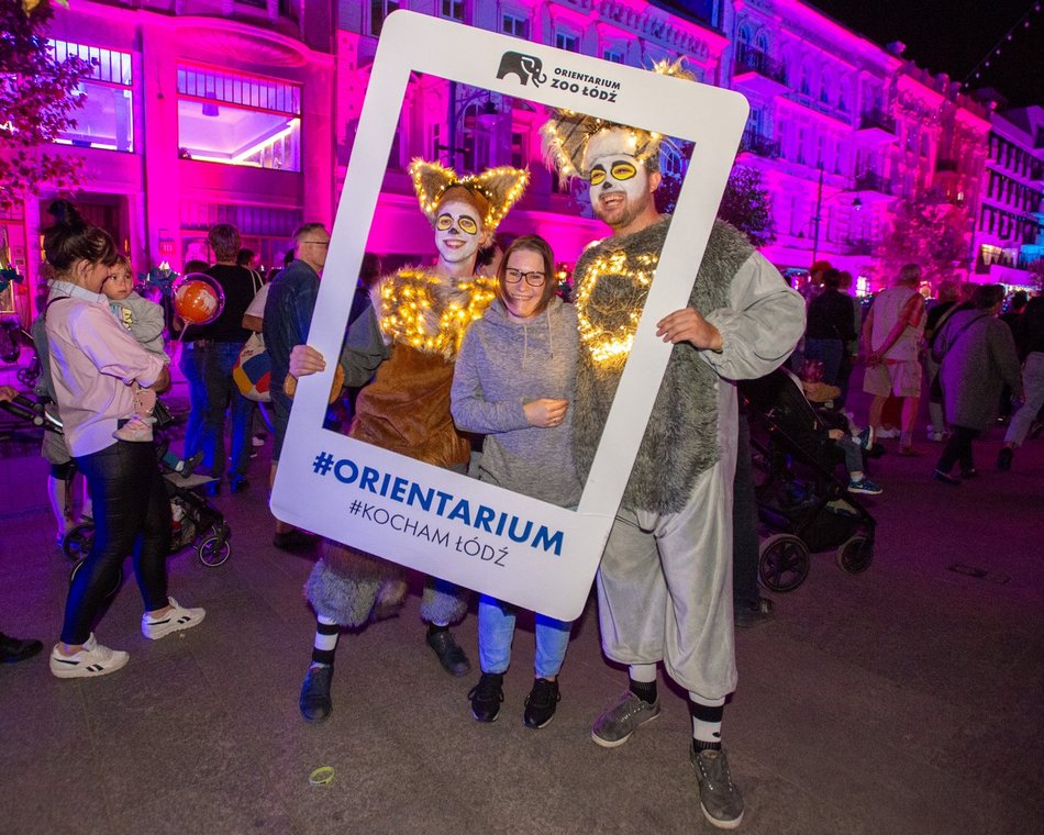 ludzie na festiwalu światła w Łodzi