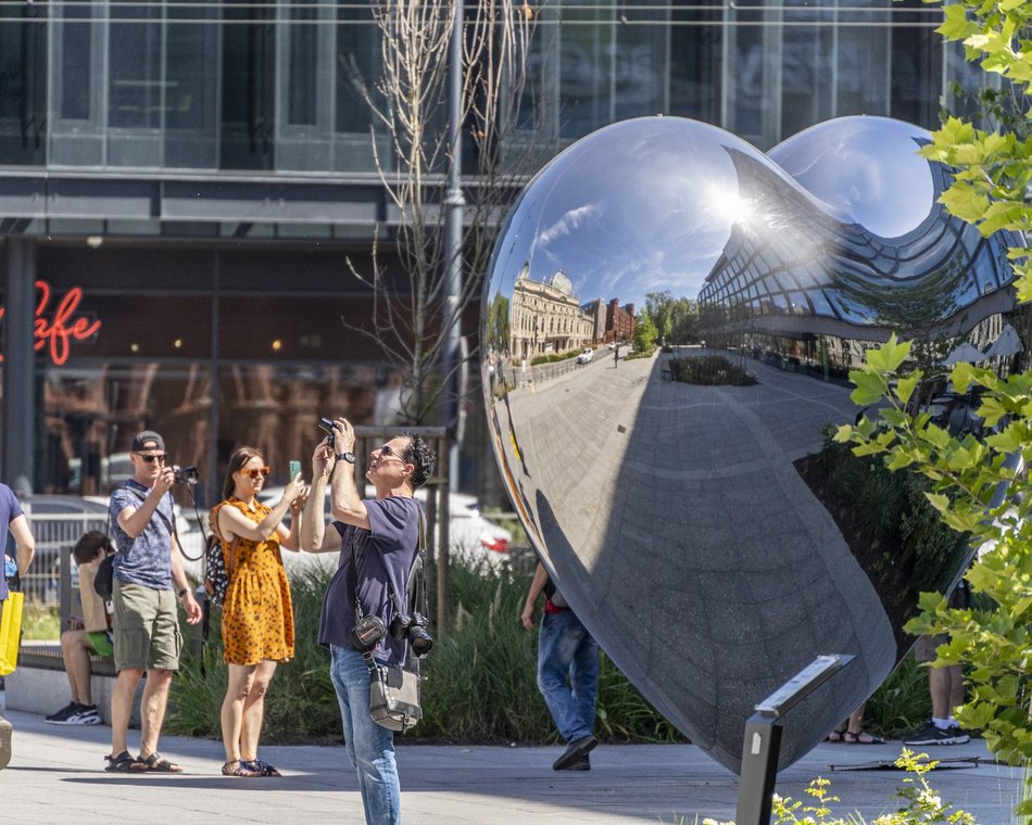 ludzie w centrum miasta