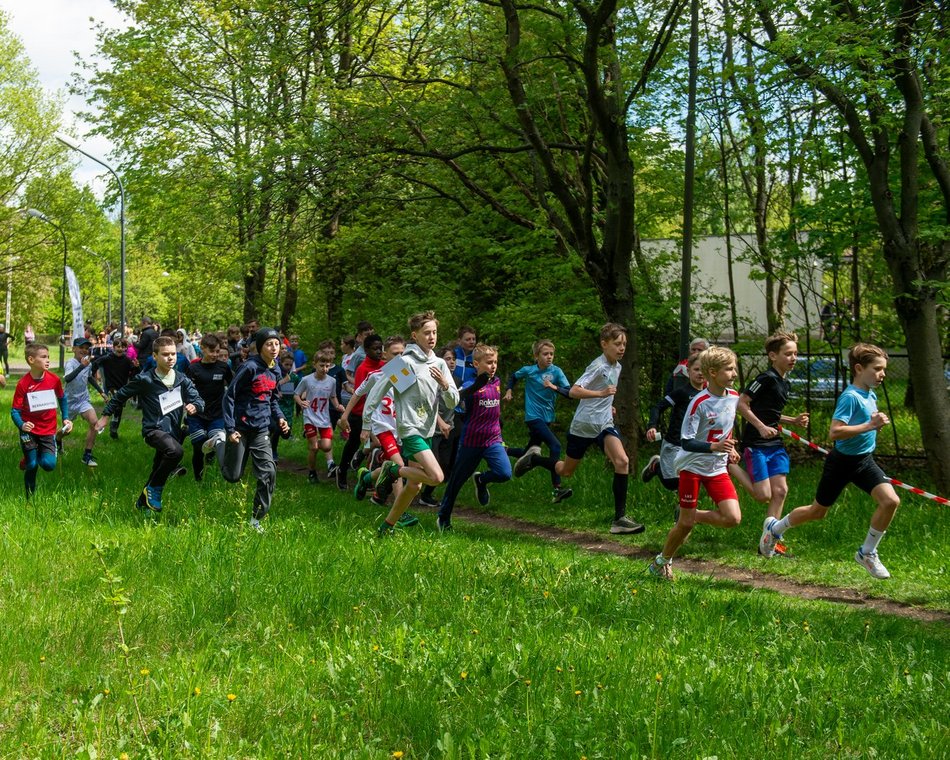 Łódź. XVII Bieg Olimpijczyków w parku Baden-Powella. Rywalizowali uczniowie szkół w Łodzi