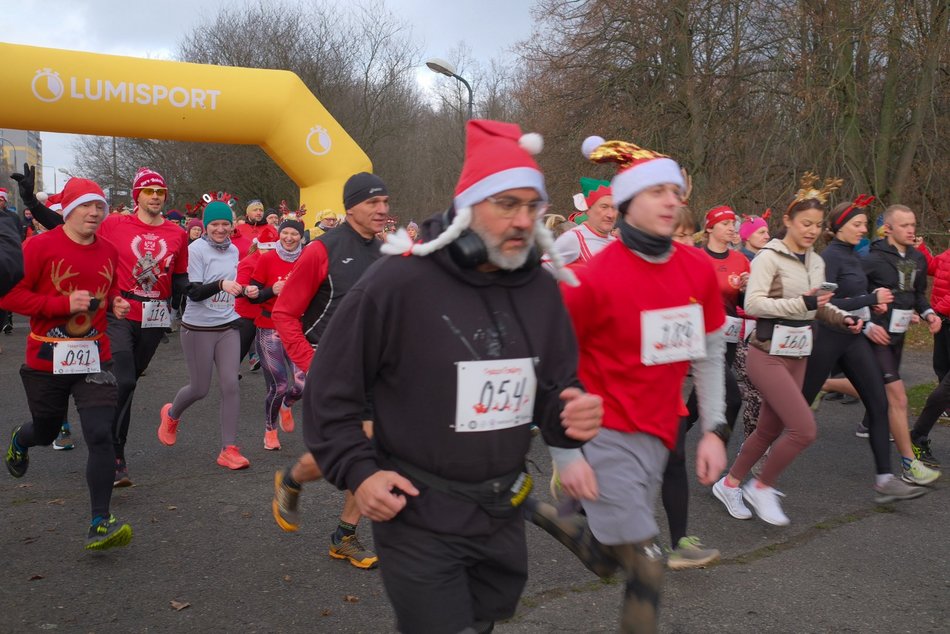 Łódź. Świąteczny bieg w parku Baden-Powella w Łodzi. Wspaniała atmosfera z nutą rywalizacji