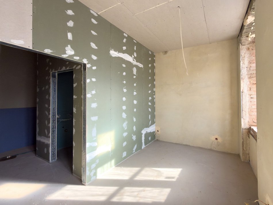 Łódź. Wielka rewitalizacja kamienicy przy Kilińskiego w Łodzi. Skuli ściany do gołej cegły!