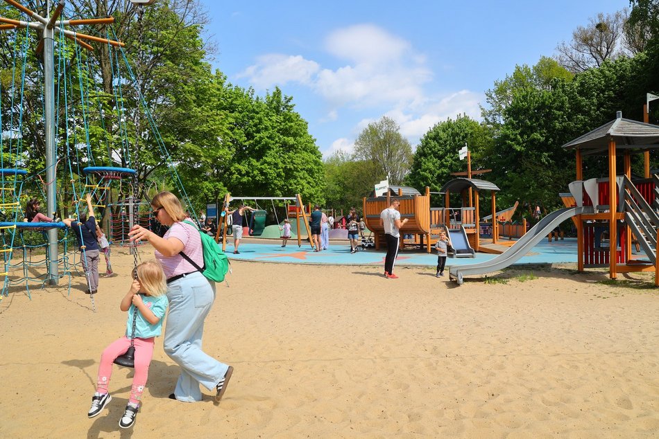 Łódź. Piknik na Młynku w Łodzi. Dmuchańce, alpaki, gigantyczne kręgle i rowery wodne