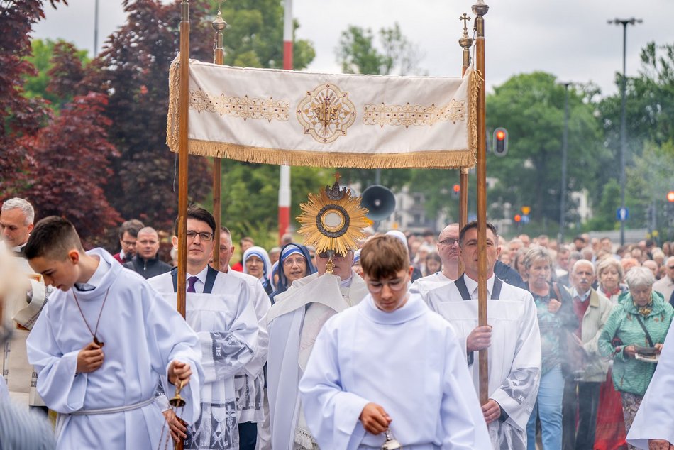 Łódź. Boże Ciało w Łodzi. Procesja z kościoła Matki Boskiej Zwycięskiej przeszła ulicami miasta