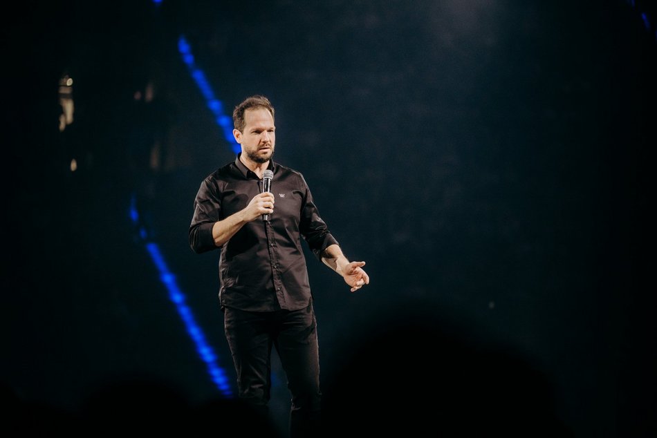 Rafał Pacześ wystąpił w Atlas Arenie. Salwy śmiechu wywołał program „Prokura Tour’a”