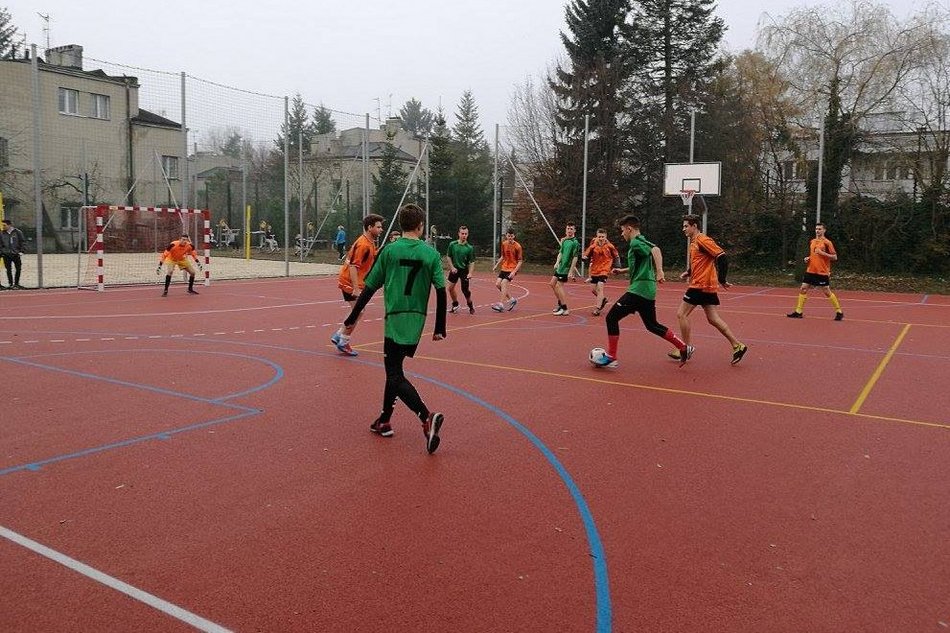Łódź. Sportowe atrakcje przy szkołach w Łodzi. Pływalnie, Orliki i ściany wspinaczkowe dostępne dla Łodzian