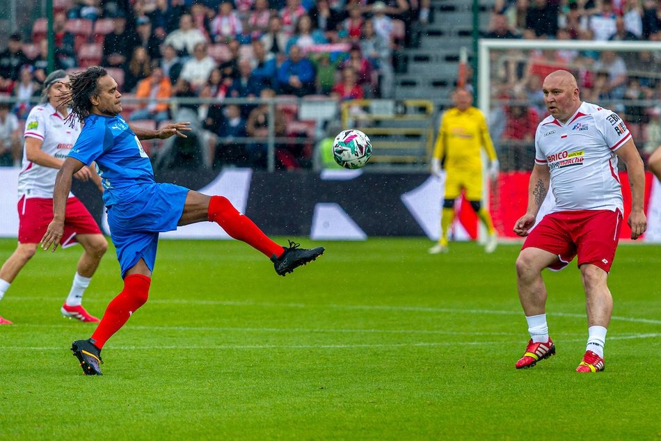 Łódź. Mecz Gwiazd w Łodzi. Na murawie Boniek, Krzynówek, Krychowiak