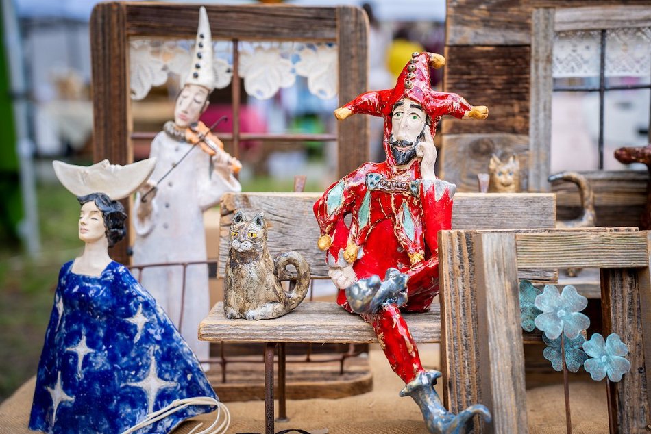 Łódź. Lipcowy targ staroci na Księżym Młynie. Miłośnicy rzeczy z duszą nie zawiedli