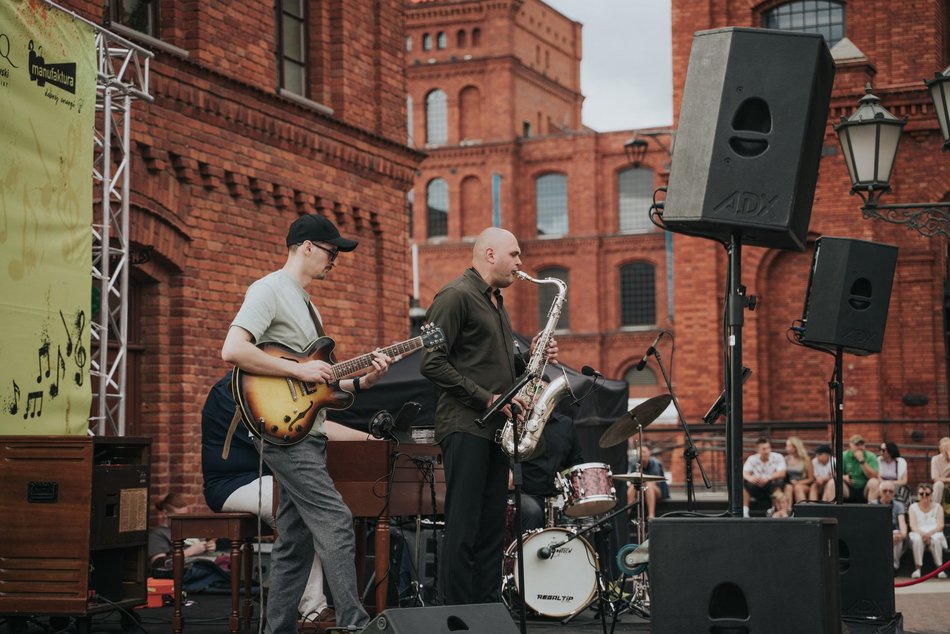 Łódź. Manu Summer Jazz Sundays w Łodzi. Kajetan Galas wystąpił na Rynku Włókniarek