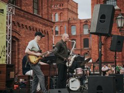 Łódź. Manu Summer Jazz Sundays w Łodzi. Kajetan Galas wystąpił na Rynku Włókniarek