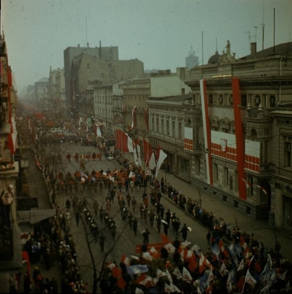 Łódzkie pochody pierwszomajowe. Specjalne platformy, flagi, hasła i dobrowolny przymus