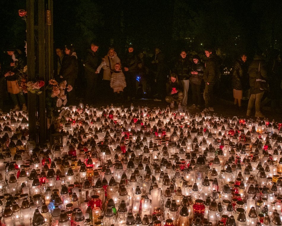 Cmentarz Zarzew w Łodzi po zmroku