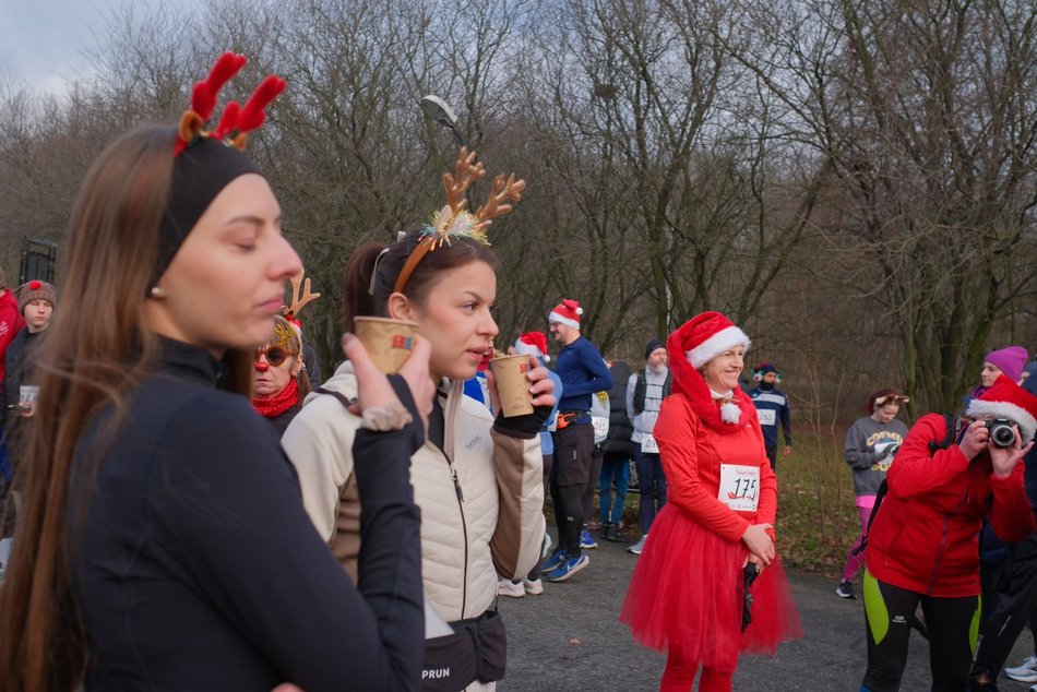 Łódź. Świąteczny bieg w parku Baden-Powella w Łodzi. Wspaniała atmosfera z nutą rywalizacji