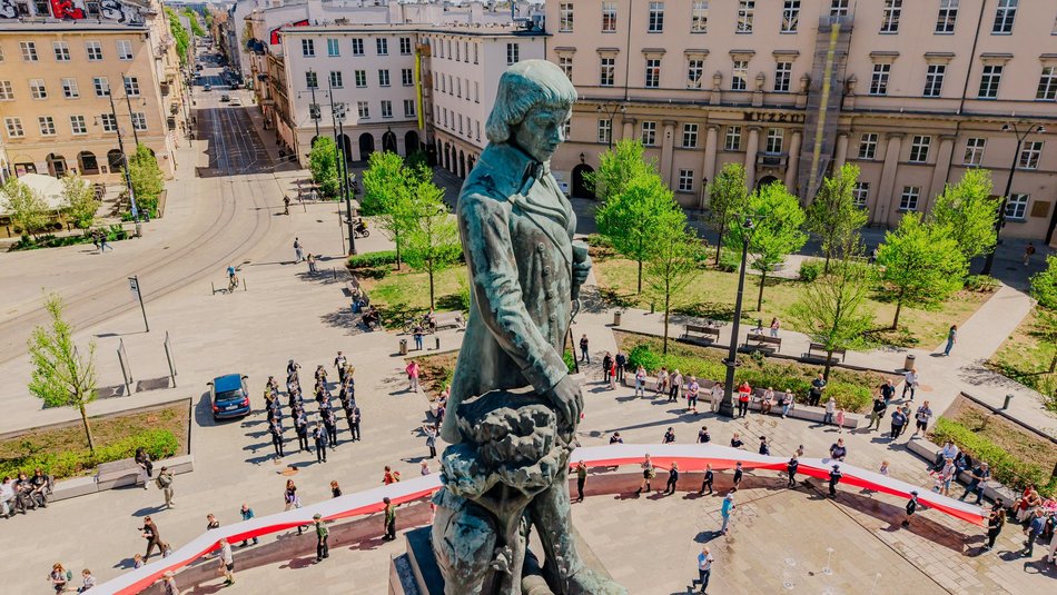 Łódź. Dzień Flagi w Łodzi. Biało-czerwony korowód przeszedł Piotrkowską