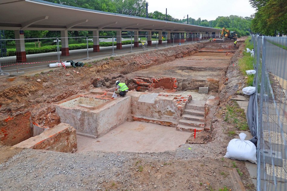 Łódź. Odkryto fundamenty Starego Miasta! Niezwykłe znalezisko podczas remontu krańcówki MPK Łódź